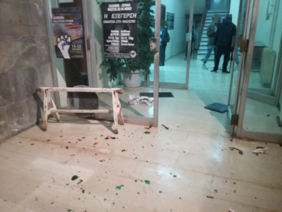 Η στιγμή της επίθεσης στο Εργατικό Κέντρο Σαλαμίνας