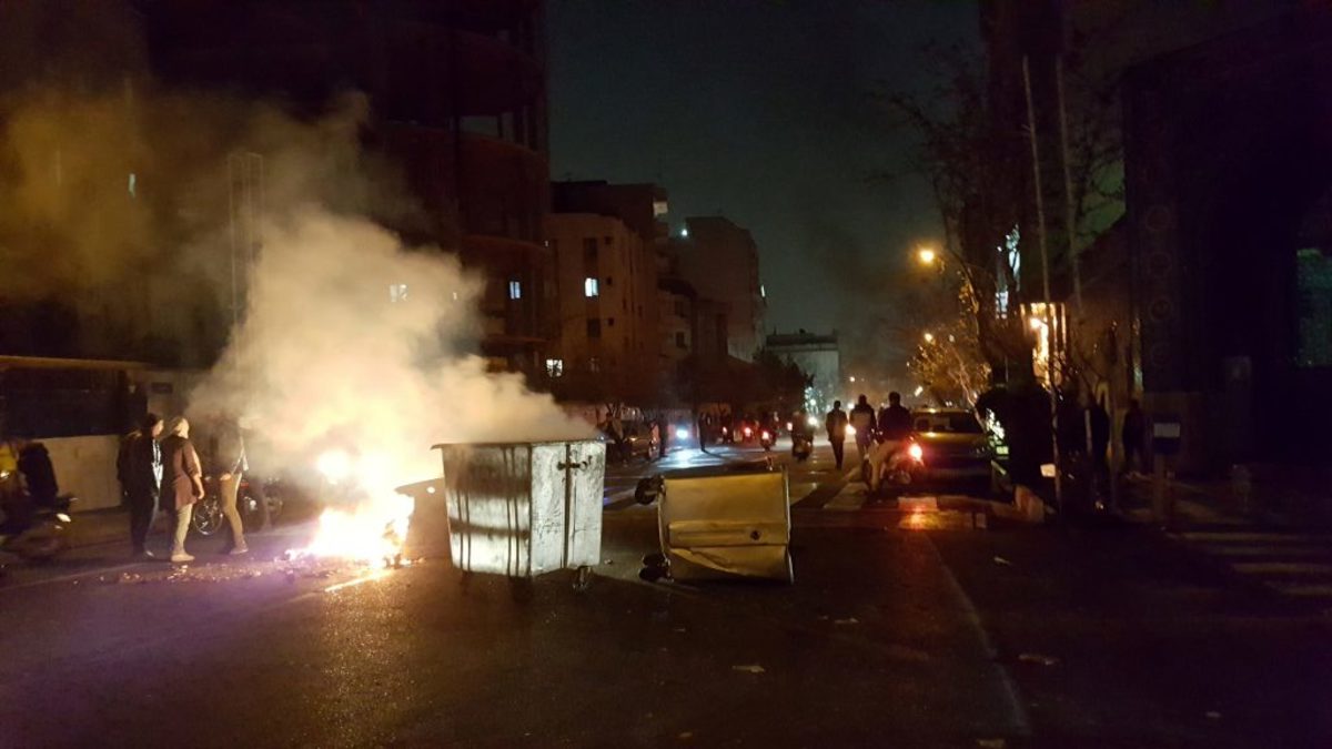 Σφοδρές συγκρούσεις στο Ιράν- Τουλάχιστον 2 τραυματίες σε διαδηλώσεις κατά της κυβέρνησης [pics,vid]