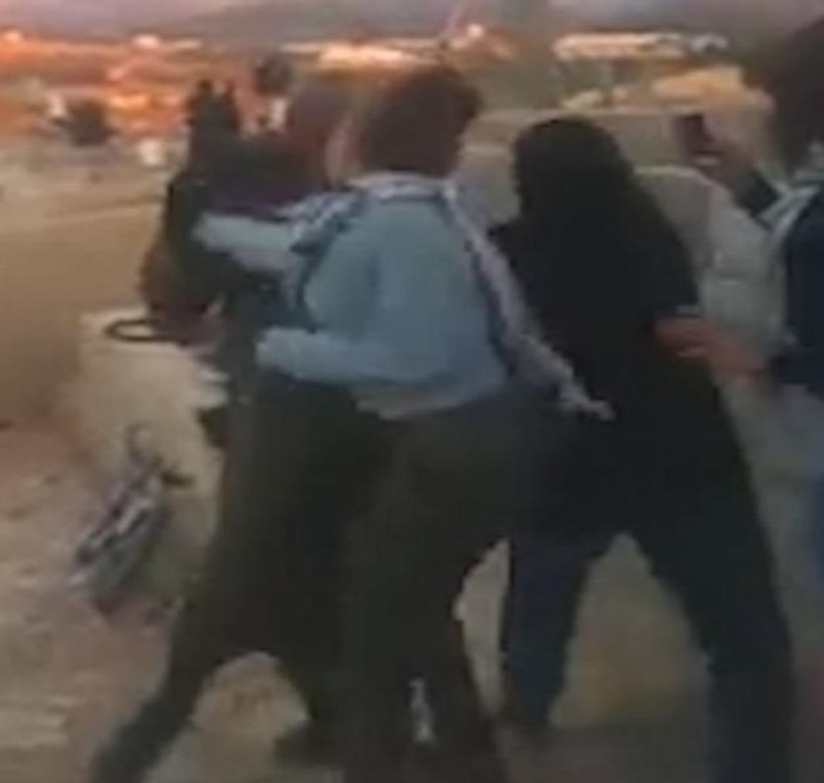 Κορίτσια έσπασαν στο ξύλο Ισραηλινούς στρατιώτες – Απίστευτο το βίντεο της επίθεσης!