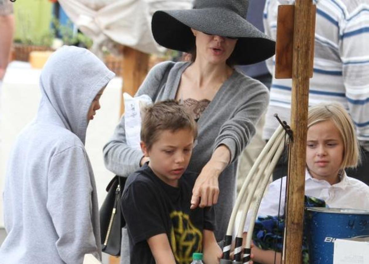 Angelina Jolie: Βόλτα με τα παιδιά την ώρα που δημοσιεύματα την αποκαλούν… αποστεωμένη! [pics]