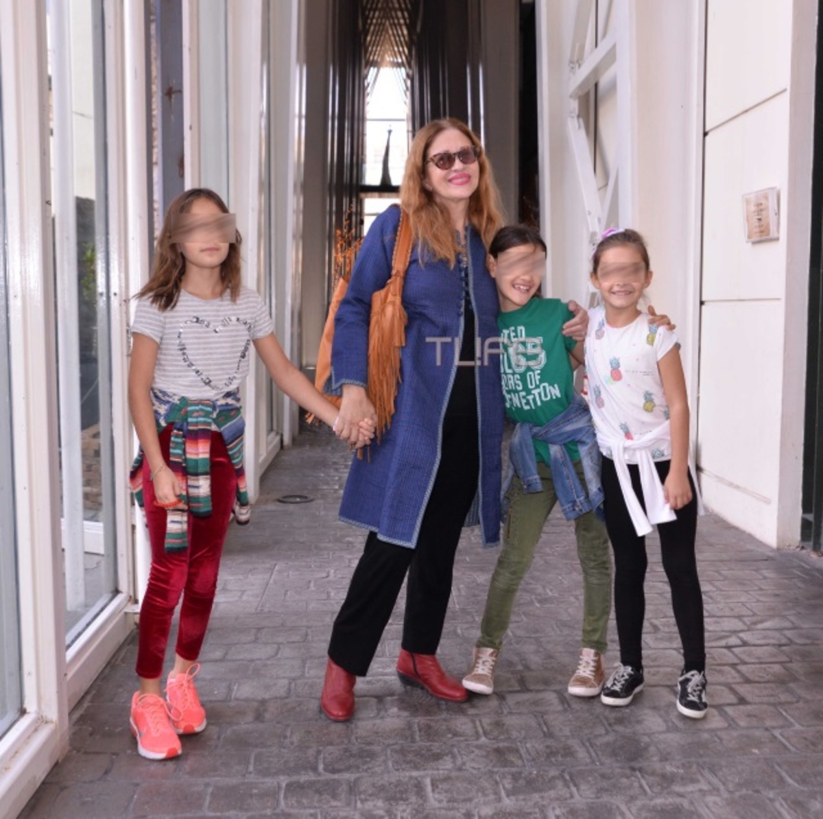 Σπάνια εμφάνιση της φωτογράφου Καλλιόπης με τις δίδυμες κόρες της!