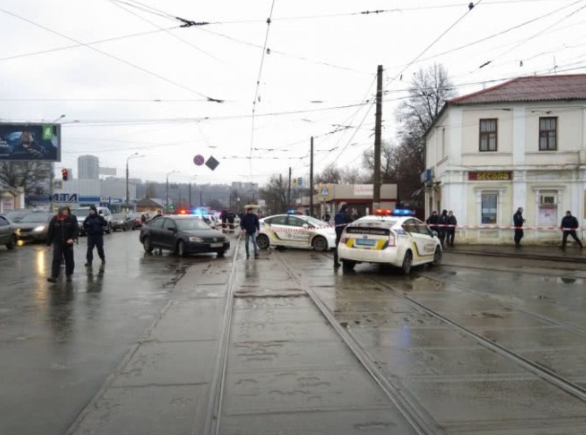 Τρόμος σε ταχυδρομείο στο Χάρκοβο - Άνδρας ζωσμένος με εκρηκτικά κρατά ομήρους