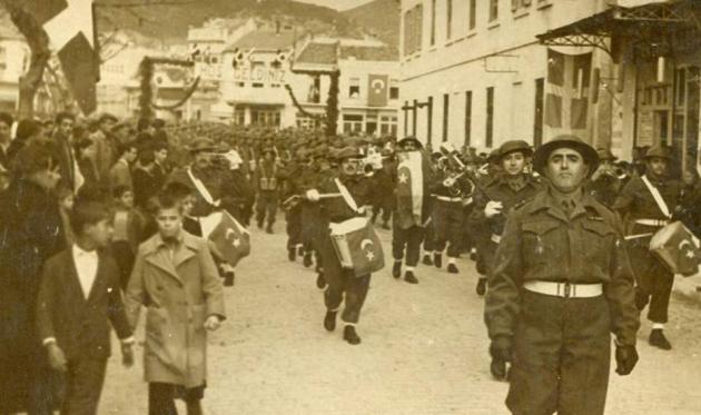 Η ιστορία πίσω από το γυμνάσιο “Τζελάλ Μπαγιάρ” που επισκέπτεται σήμερα ο Ερντογάν – Ντουκουμέντα από τα εγκαίνια του ’52