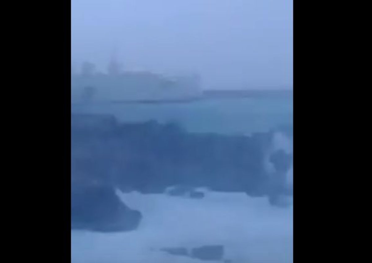 Ηράκλειο: Η μάχη με τα κύματα του Κρήτη ΙΙ – Οι προσπάθειες να δέσει στο λιμάνι [vid]