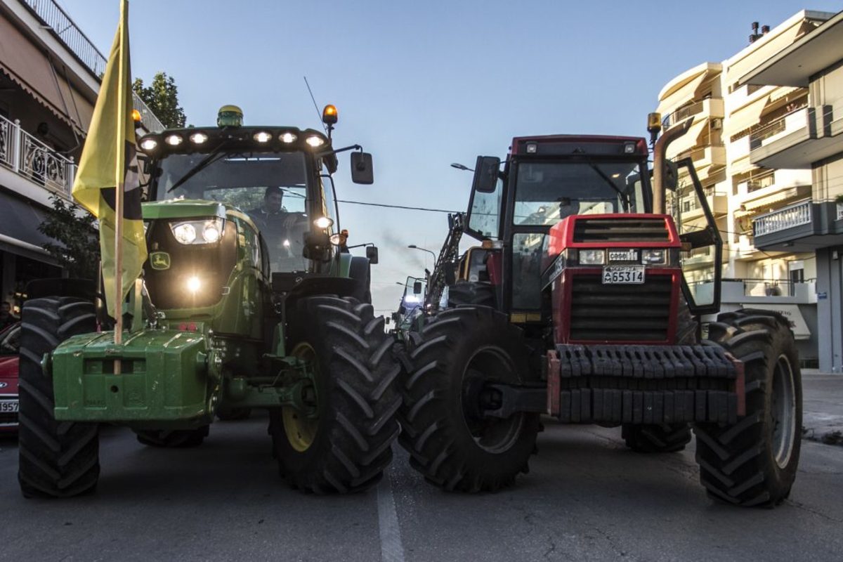 Αγρότες με τρακτέρ συγκεντρώθηκαν στον Τύρναβο