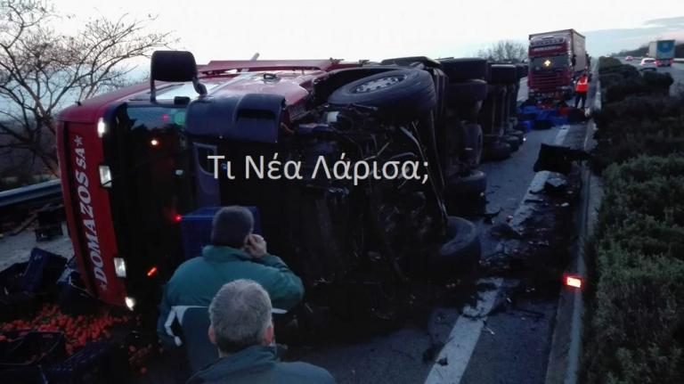 Λάρισα: Τροχαίο με νταλίκα στην εθνική οδό Αθηνών Θεσσαλονίκης – Έκλεισε το ένα ρεύμα [pic]
