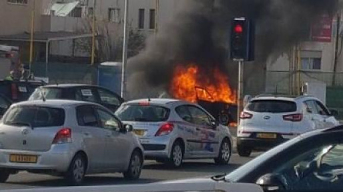 Τρόμος στη μέση του δρόμου! Εν κινήσει όχημα άρπαξε φωτιά [pics]