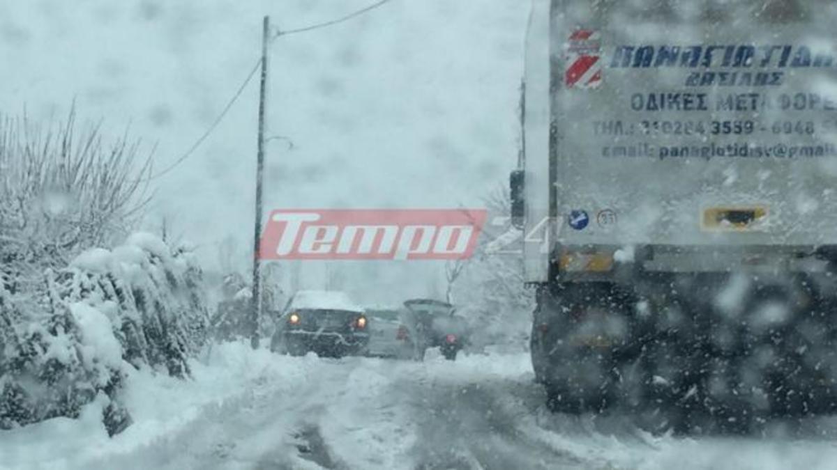 Αποκλεισμένοι οδηγοί και κάτοικοι στα Καλάβρυτα! Τρομερή χιονοθύελλα έχει “παραλύσει” τα πάντα [pics]