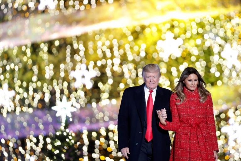 Μελάνια Τραμπ: "Φωτιά" στα κόκκινα στην υπέρλαμπρη φωταγώγηση του Χριστουγεννιάτικου δέντρου [pics, vids]