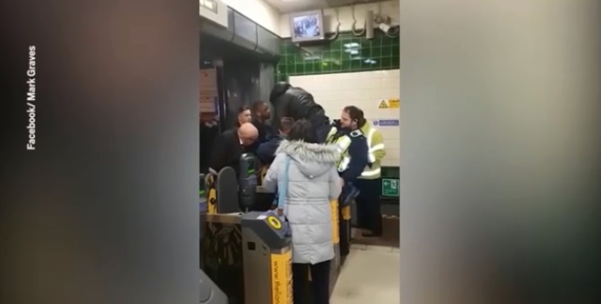 Πιάστηκε το πέος του στις μπάρες του μετρό! Απίστευτο βίντεο