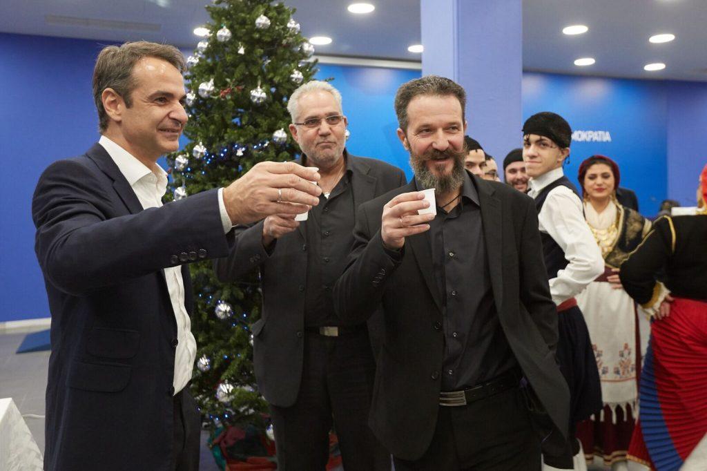 Κυριάκος Μητσοτάκης: Του έψαλλαν τα Πρωτοχρονιάτικα κάλαντα – Οι ιδιαίτερες μαντινάδες [pics]