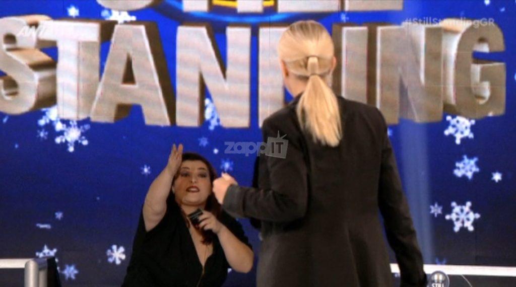 Έξαλλη η Κατερίνα Ζαρίφη! Έβγαλε το μικρόφωνο και έφυγε πετώντας ένα μπουκαλάκι νερό στο πλατό! [vid]