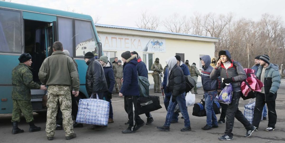 Ουκρανία: Πραγματοποιήθηκε η μεγαλύτερη ανταλλαγή αιχμαλώτων μεταξύ Κιέβου και αυτονομιστών [pics]