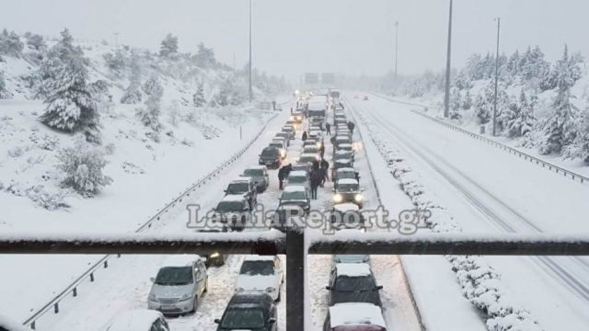 Απόγνωση στην Αθηνών – Λαμίας! Κολλημένοι στα χιόνια οι οδηγοί [pics, vid]