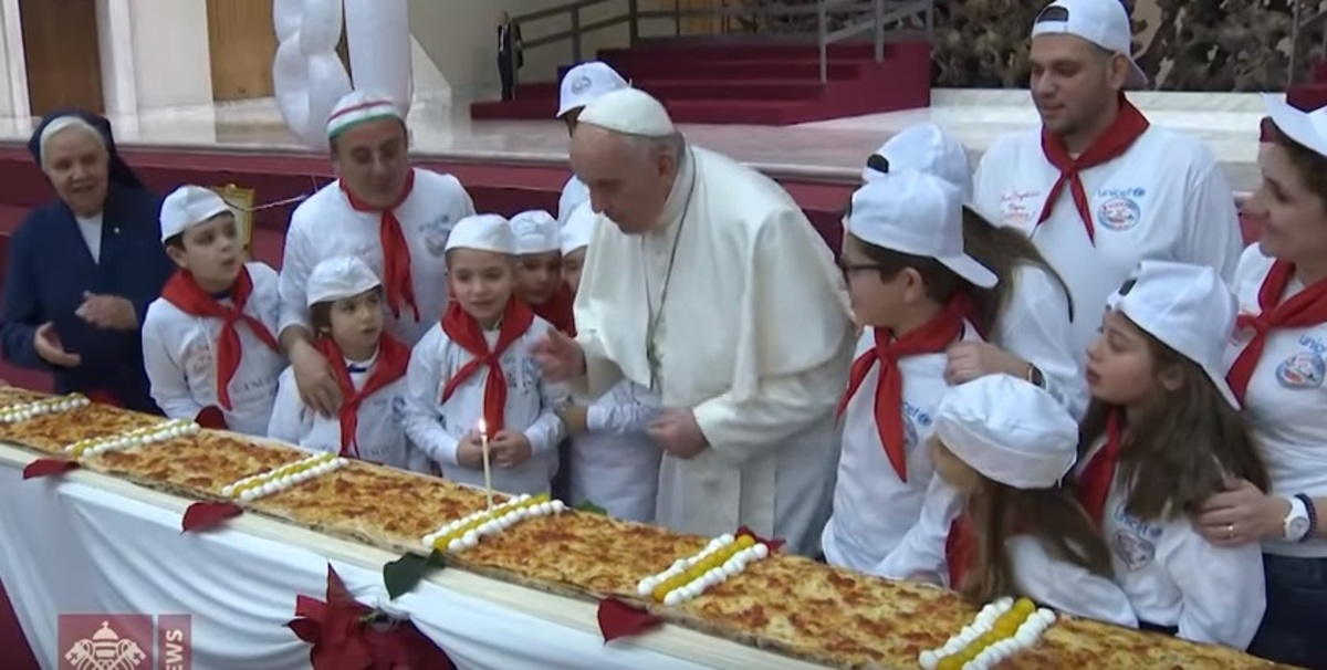 Ο Πάππας Φρασκίσκος έγινε 81 και έσβησε μια τεράστια πίτσα! [pics]