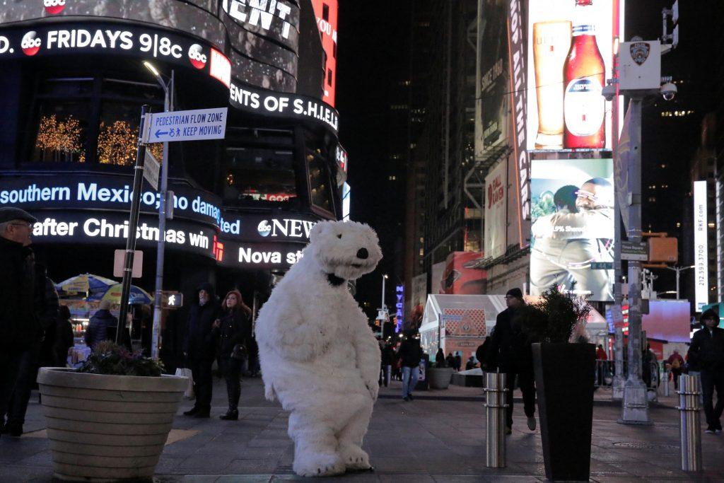 Μια πολική αρκούδα… μόνη στην Times Square της Νέας Υόρκης!