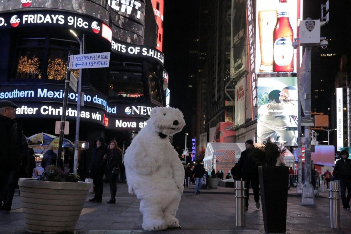 Μια πολική αρκούδα… μόνη στην Times Square της Νέας Υόρκης!