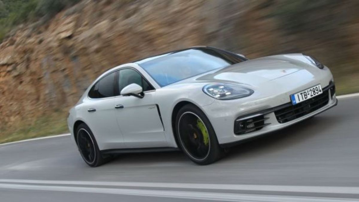 Στο κόκκινο η ζήτηση των υβριδικών Porsche Panamera