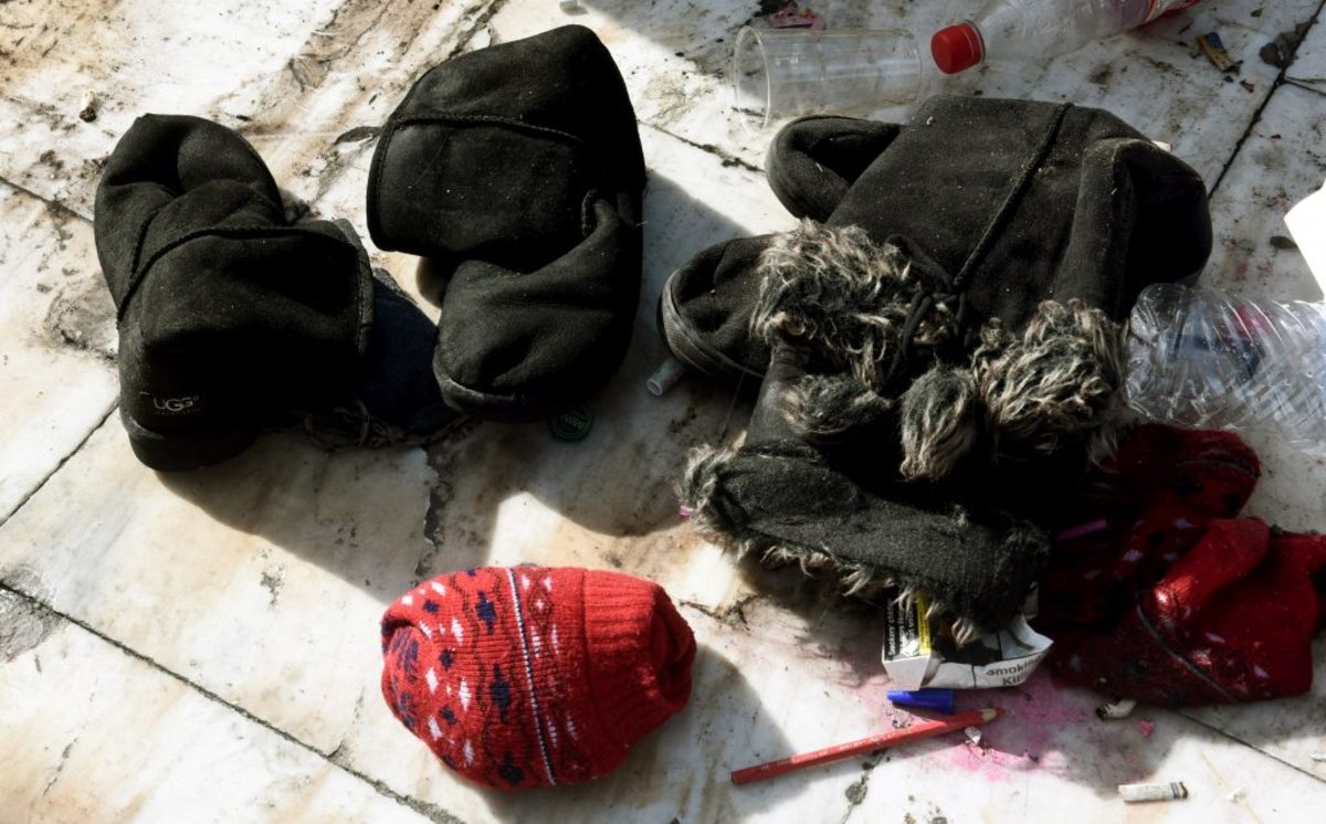 Χίος: Ρούχα και τρόφιμα από τον μητροπολίτη σε παιδιά πρόσφυγες