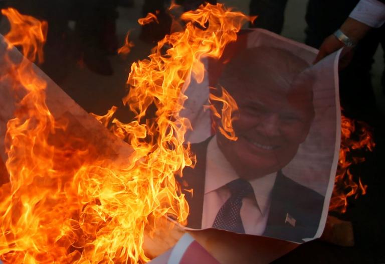 Οργή και φωτιά – Κόλαση στη Δυτική Όχθη μετά την εμπρηστική απόφαση Τραμπ [pics]