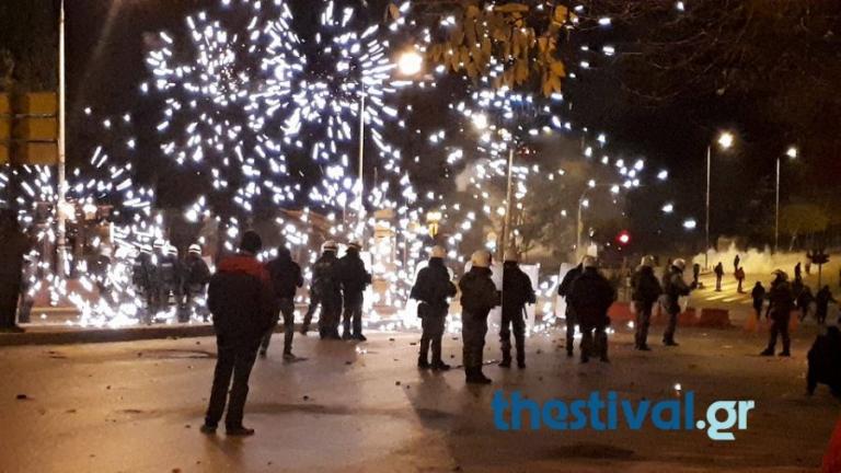 Mέχρι πυροτεχνήματα έριχναν κουκουλοφόροι στη Θεσσαλονίκη! Τραυματίστηκε αστυνομικός [vid]