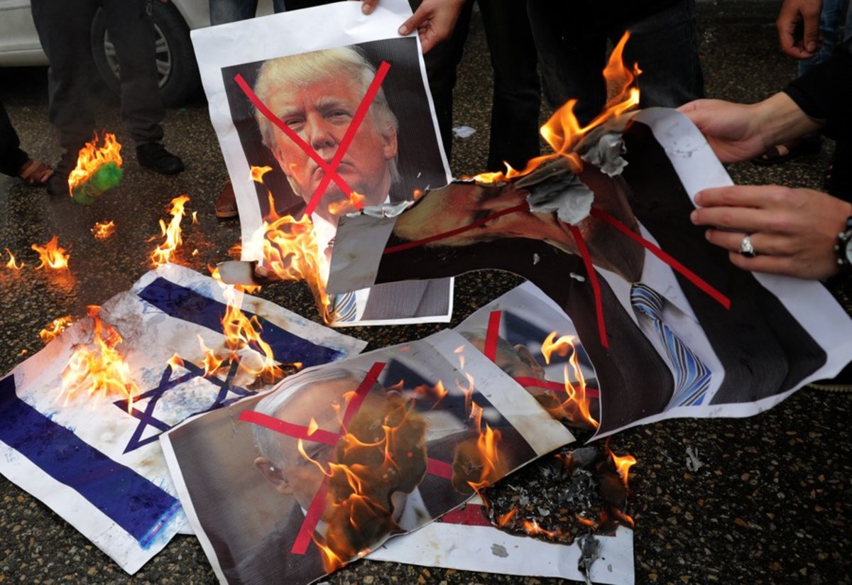 Ο Τραμπ “καίγεται” με τις φωτιές που άναψε…