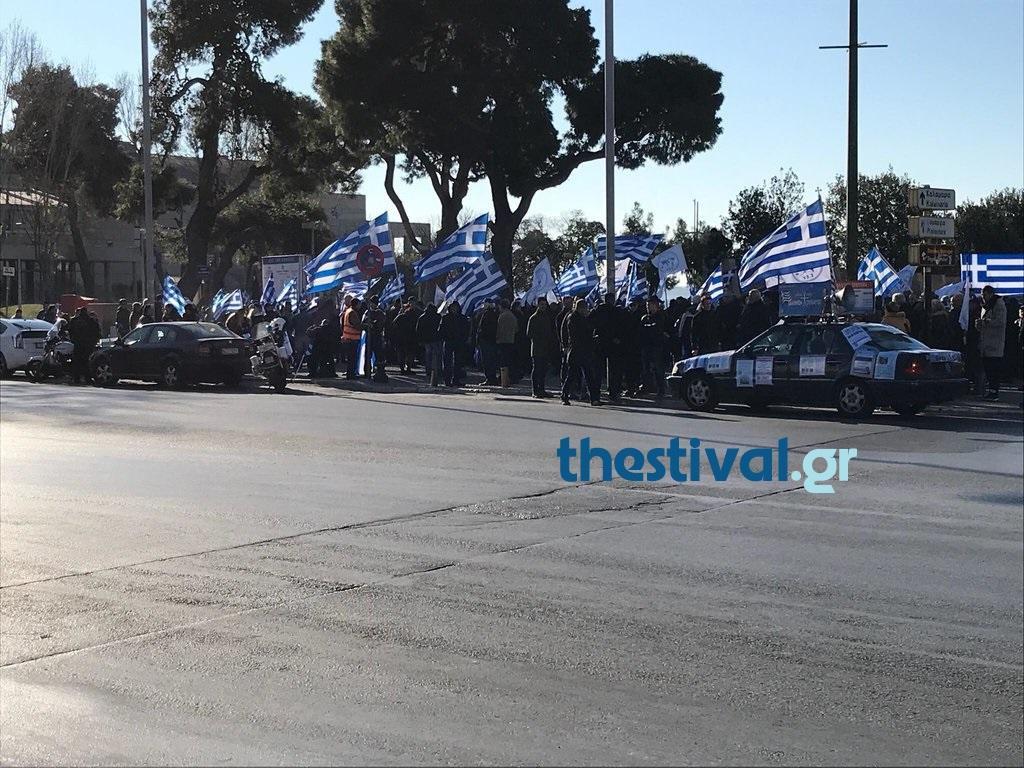 Θεσσαλονίκη: Το βιολί τους οι οπαδοί του Αρτέμη Σώρρα – Οι εικόνες μπροστά στον Λευκό Πύργο [pics, vids]