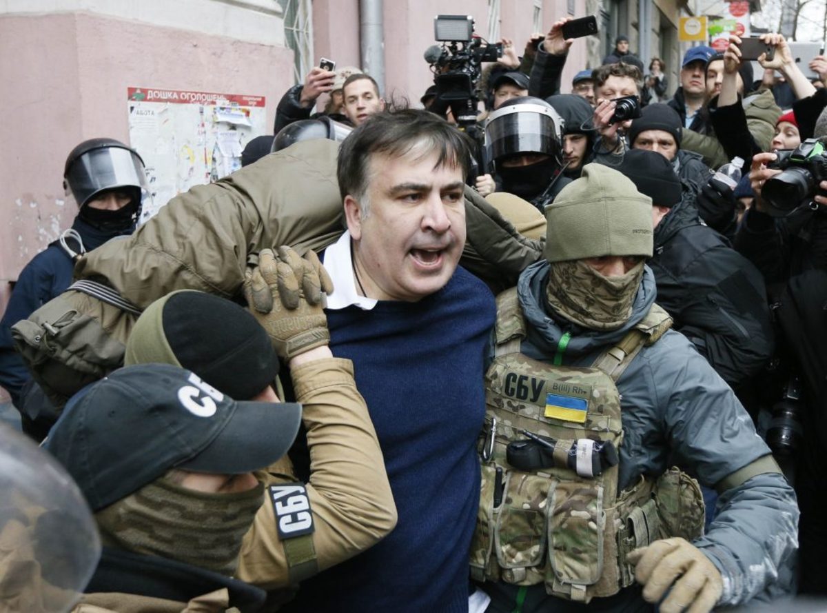 Ο πρώην πρόεδρος της Γεωργίας απειλούσε να πέσει από μια ταράτσα