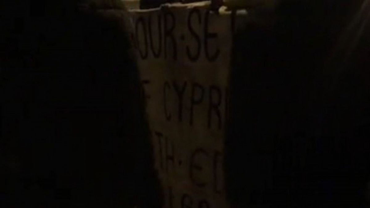 Οργή στην Κύπρο για την άγρια καταστολή διαμαρτυρίας Κύπριων φοιτητών έξω από την τουρκική πρεσβεία [vid]