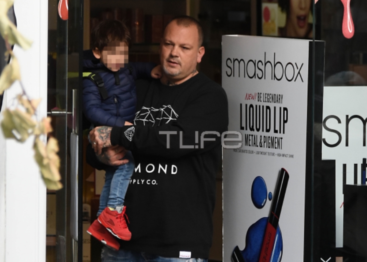 Δημήτρης Σκαρμούτσος: Χριστουγεννιάτικες αγορές στην Κηφισιά με τον γιο του! [pics]