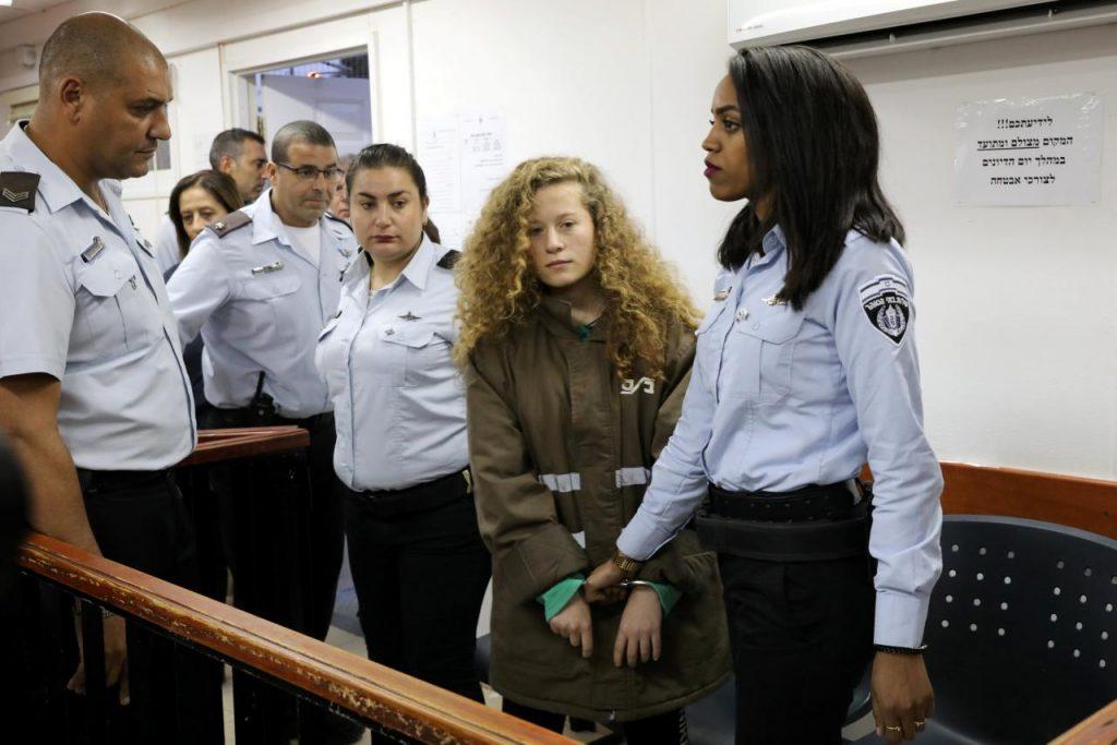 Δώδεκα κατηγορίες στην 16χρονη Παλαιστίνια – σύμβολο που τα “έβαλε” με Ισραηλινούς στρατιώτες [pics,vid]