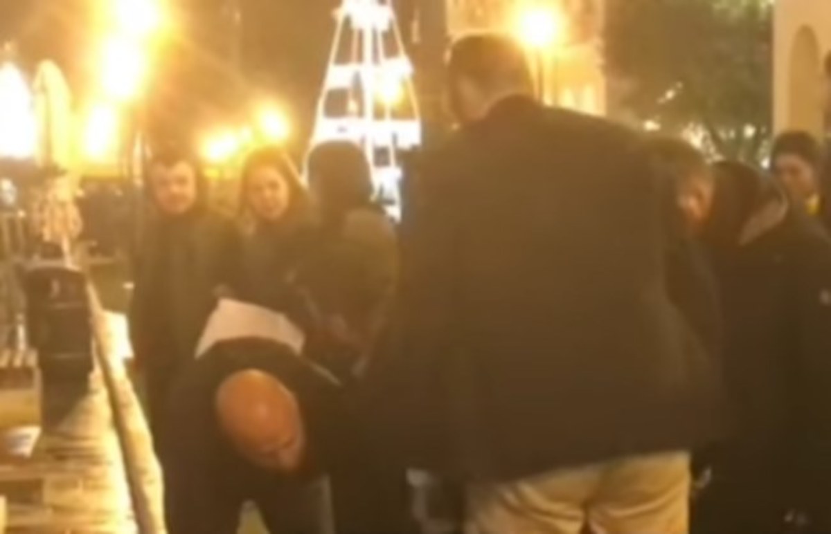 Θεσσαλονίκη: Η στιγμή της σύλληψης επίδοξου τσαντάκια – Βίντεο ντοκουμέντο από την πλατεία Αριστοτέλους [vid]