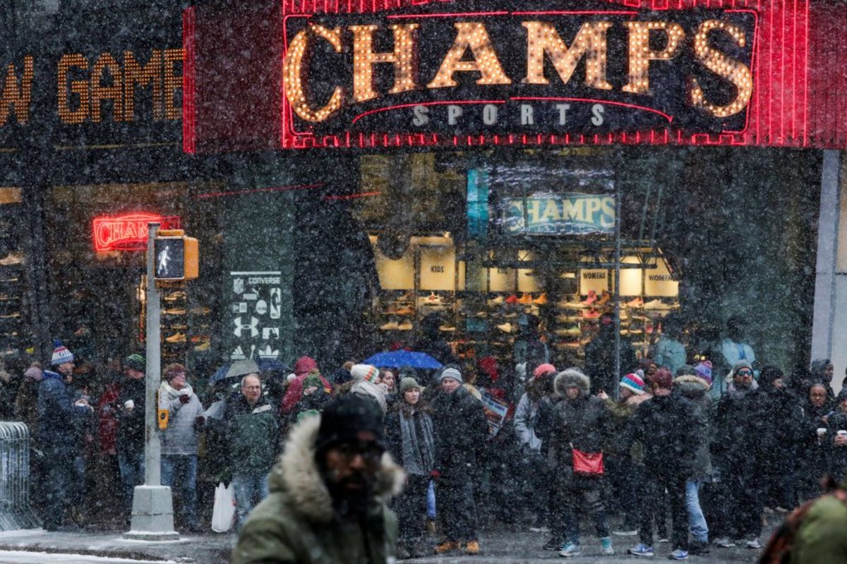 Μια χιονισμένη Times Square περιμένει το 2018!