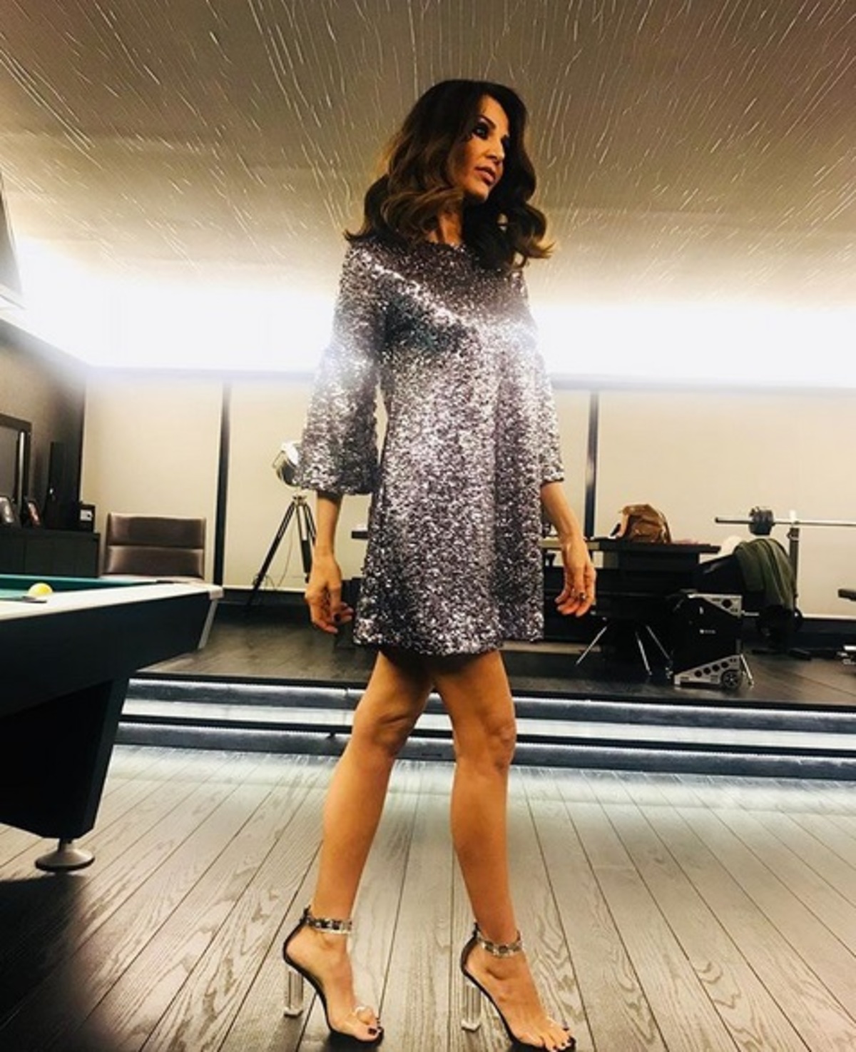 Τζένη Τζιβεριώτη: Στην πρεμιέρα του Σάκη Ρουβά με φόρεμα της Γωγώς Μαστροκώστα