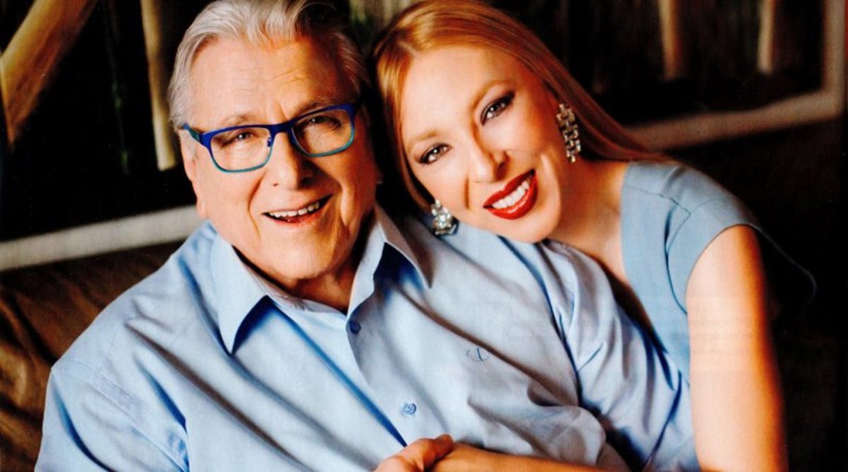 Ο Κώστας Βουτσάς φωτογραφίζεται στο σπίτι του δηλώνει: «Μπορεί και να κάνω κι άλλο παιδί»