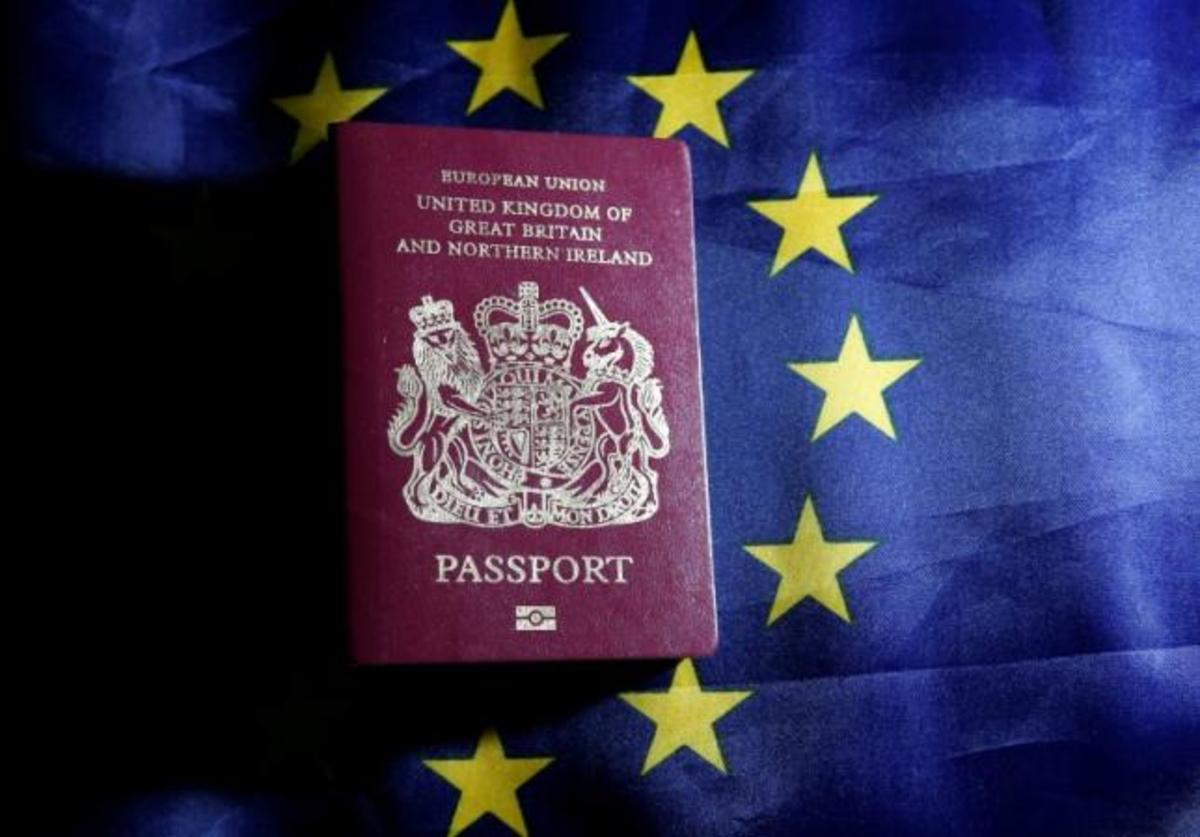Τέλος το μπορντό χρώμα στα Βρετανικά διαβατήρια – Το Brexit φέρνει πίσω το βαθύ μπλε