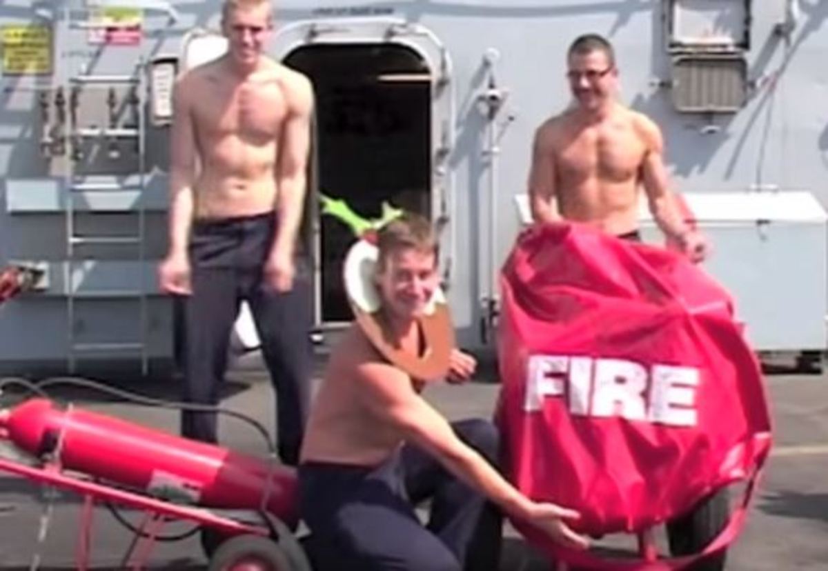 Πολύ γέλιο! “Εκτέλεσαν” το All I want for Christmas σε πολεμικό πλοίο με …τρέλα! [vid]