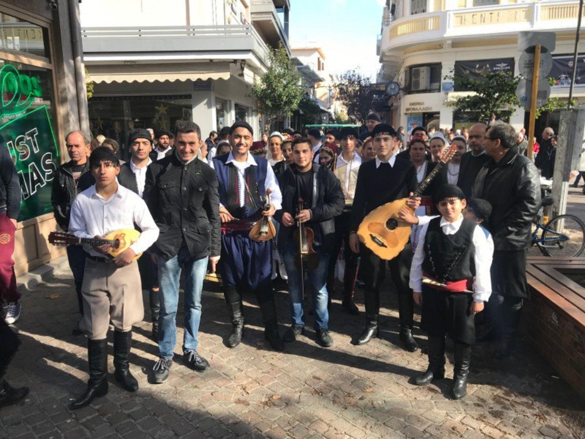 Χανιά: Έψαλλαν παραδοσιακά κάλαντα με λύρα, λαούτο και βιολί [pics, vid]