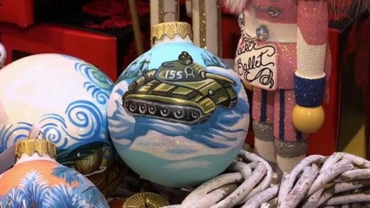 Χριστούγεννα: Η Μόσχα έβαλε τα γιορτινά της με… “πολεμική” διάθεση [vid]