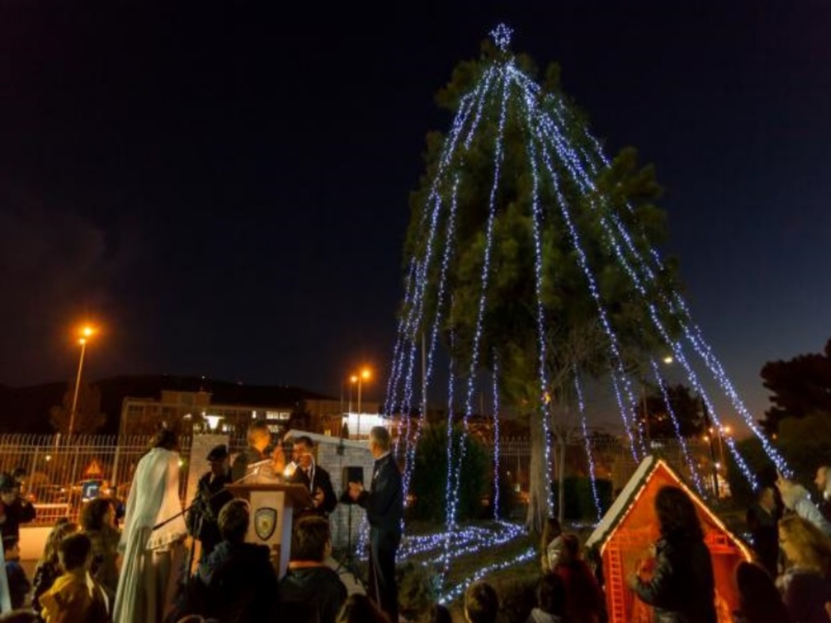 Μύρισαν Χριστούγεννα στο Υπουργείο Άμυνας! [pics]