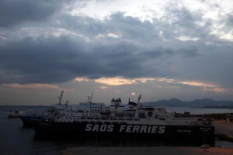 Απίστευτο! Οι άνεμοι παρέσυραν πλοίο στο λιμάνι του Πειραιά! | Newsit.gr Απίστευτο! Οι άνεμοι παρέσυραν πλοίο στο λιμάνι του Πειραιά! | Newsit.gr