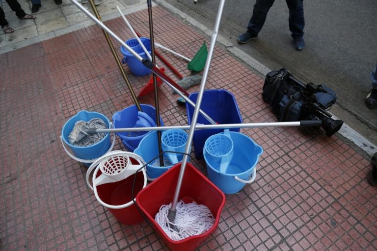 Θεσσαλονίκη: 24ωρη πανελλαδική απεργία από τους συμβασιούχους εργαζόμενους στην καθαριότητα των δημόσιων σχολείων | Newsit.gr Θεσσαλονίκη: 24ωρη πανελλαδική απεργία από τους συμβασιούχους εργαζόμενους στην καθαριότητα των δημόσιων σχολείων | Newsit.gr