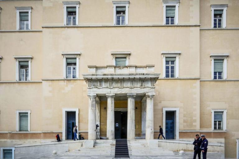Συγγενής πολιτικού αρχηγού συνελήφθη στη Βουλή για ακάλυπτες επιταγές! | Newsit.gr