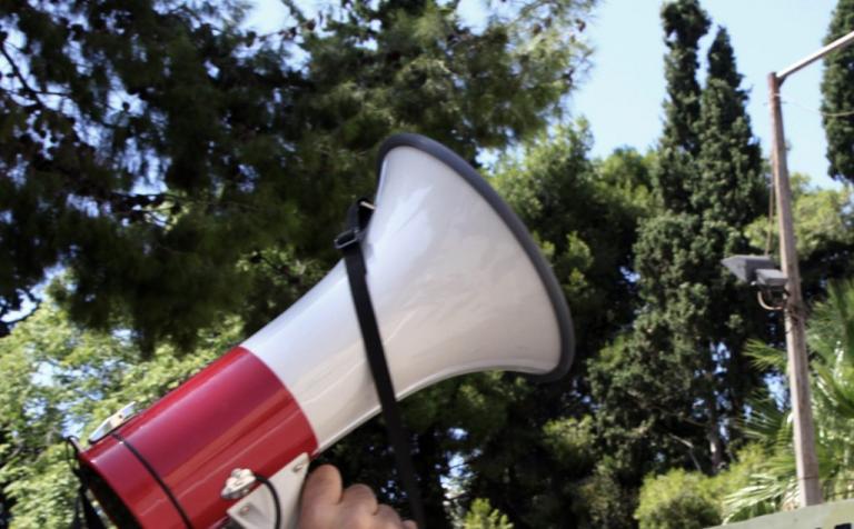 Ηράκλειο: Συνταξιούχος αστυνομικός έβριζε με… ντουντούκα έξω από το Εφετείο! | Newsit.gr
