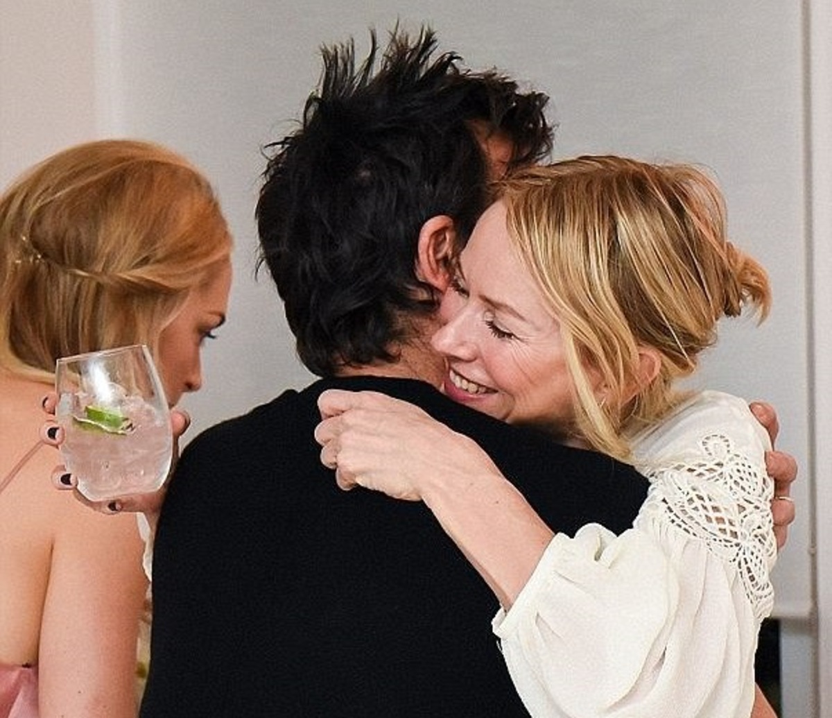 Jennifer Aniston -Justin Theroux: Αυτή η θερμή αγκαλιά με τη Naomi Watts οδήγησε στο διαζύγιό τους; | Newsit.gr Jennifer Aniston -Justin Theroux: Αυτή η θερμή αγκαλιά με τη Naomi Watts οδήγησε στο διαζύγιό τους; | Newsit.gr