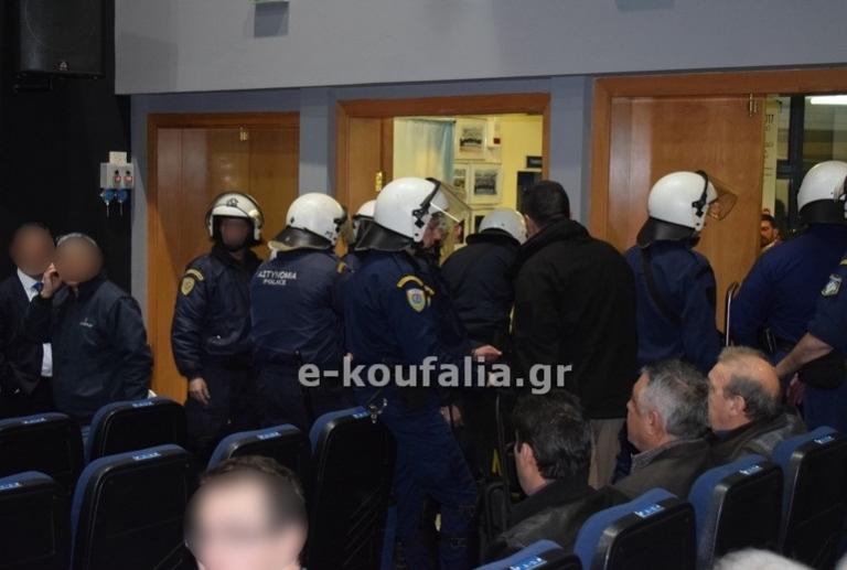 «Ντου» οπαδών του ΠΑΟΚ σε ομιλία του Άδωνι Γεωργιάδη και αναβολή! [pics] | Newsit.gr
