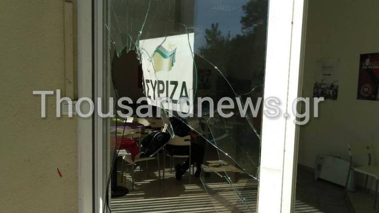 Γυαλιά καρφιά τα γραφεία του ΣΥΡΙΖΑ στη Θεσσαλονίκη από οπαδούς του ΠΑΟΚ