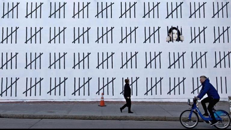 Ο Bansky επέστρεψε δυναμικά μετά από 5 χρόνια! Το συγκλονιστικό γκράφιτι για τη φυλακισμένη Ζέχρα Ντογάν | Newsit.gr Ο Bansky επέστρεψε δυναμικά μετά από 5 χρόνια! Το συγκλονιστικό γκράφιτι για τη φυλακισμένη Ζέχρα Ντογάν | Newsit.gr
