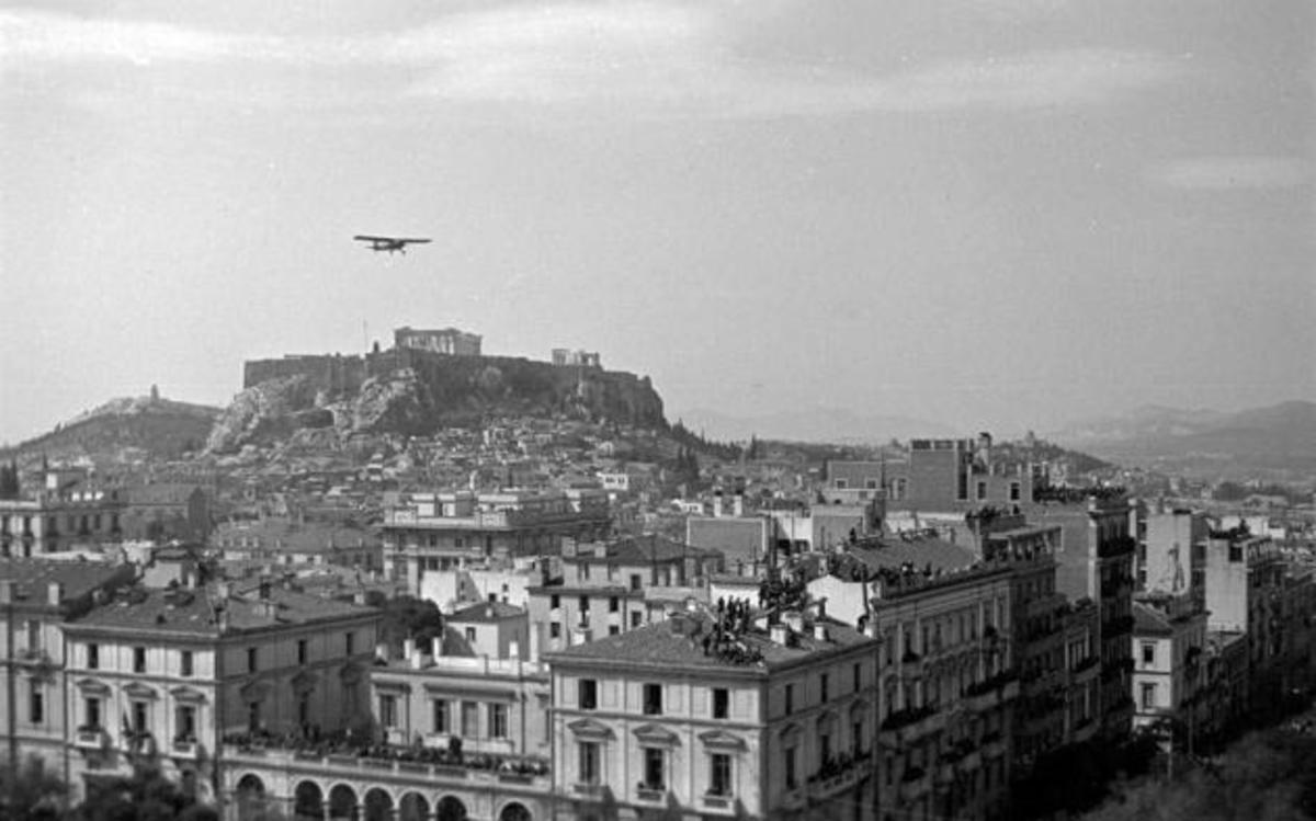 25 Μαρτίου 1945: Η πρώτη παρέλαση μετά την απελευθέρωση – Εντυπωσιακή φωτογραφία | Newsit.gr