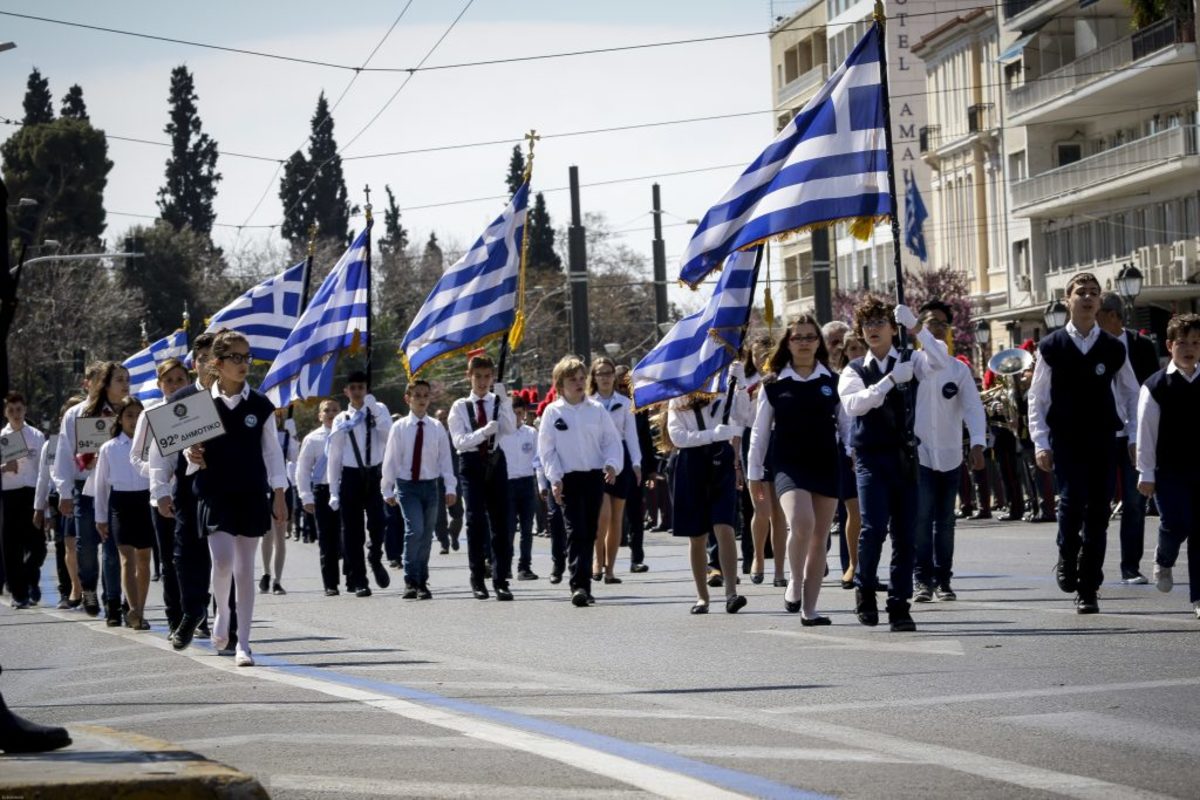 Παρέλαση 25ης Μαρτίου: Οι μαθητές τίμησαν την επέτειο της Ελληνικής  Επανάστασης [pics]